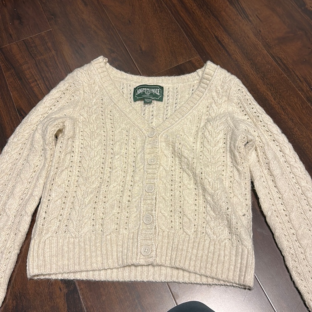 American Eagle Cream sweater, size XS, used once, good condition.
